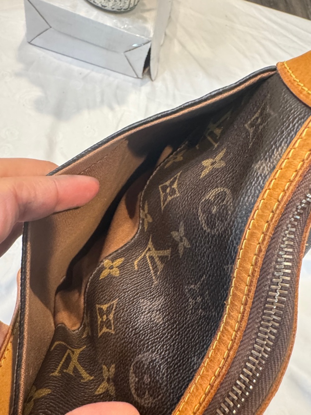 Authentic Louis Vuitton Monogram Crossbody in Brown and Tan Leather Trim - Picture 9 of 14